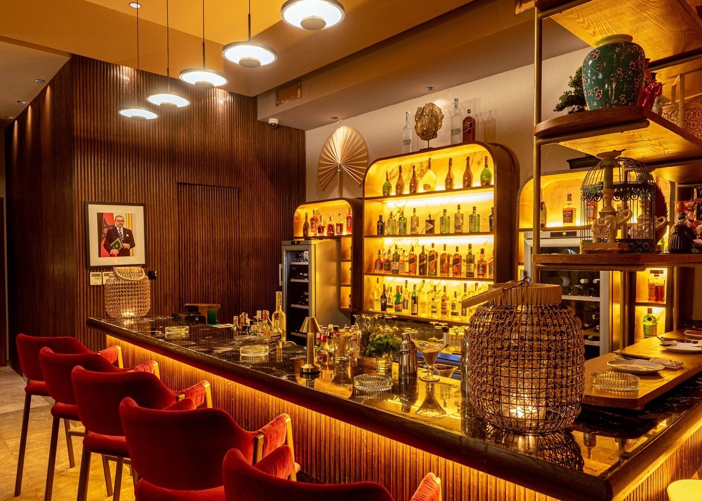 Le bar de Kuma, noyer et laiton